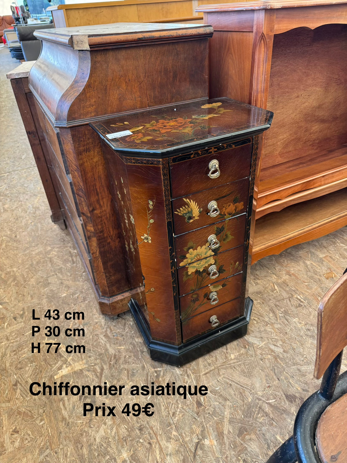 Chiffonnier asiatique 067895