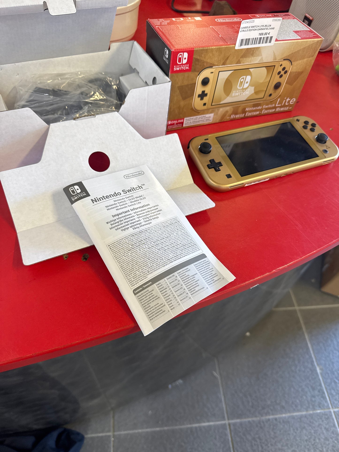 Console switch lite édition Zelda hyrule garantie 2 ans 039280