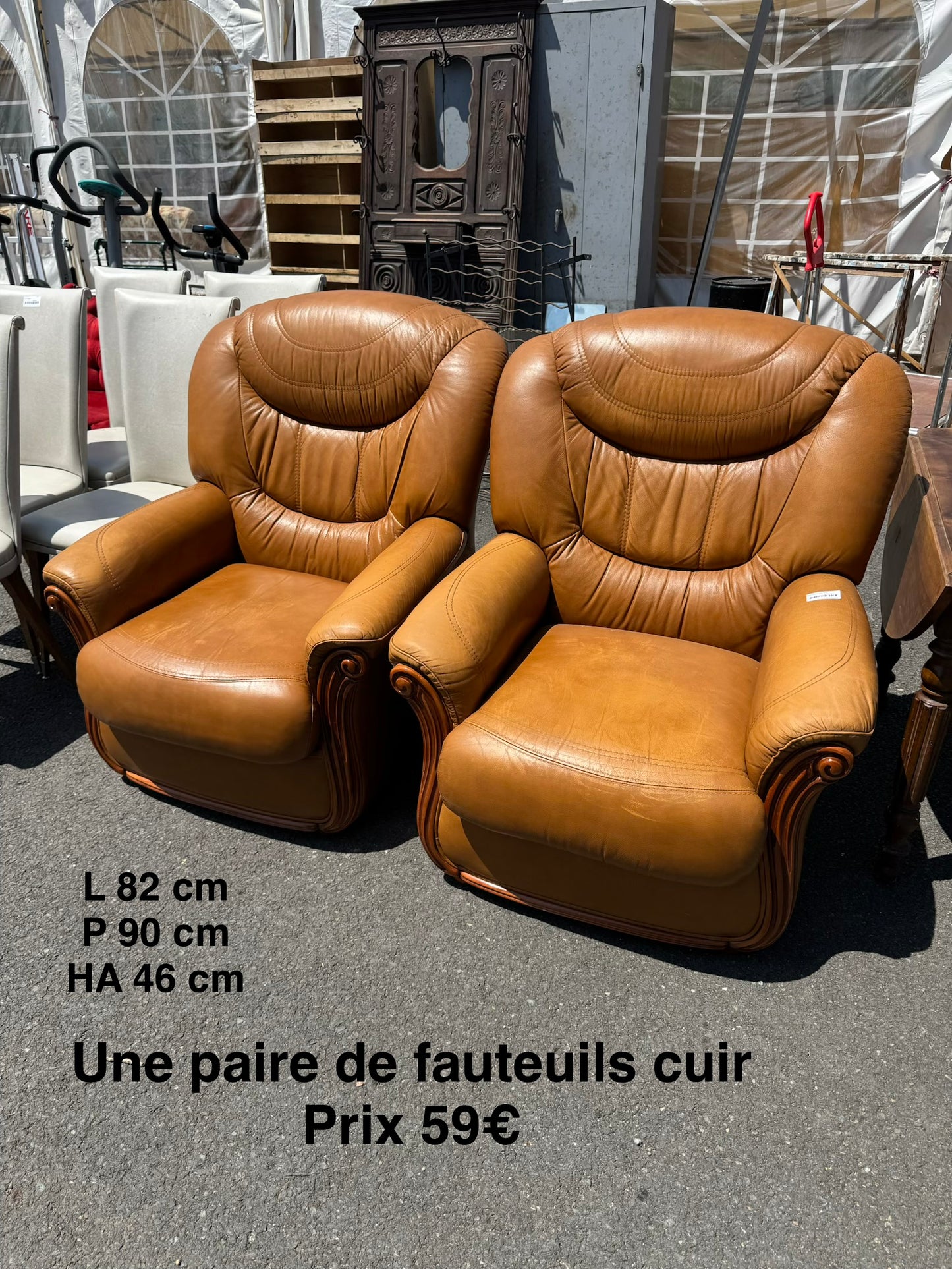 Une paire de fauteuils cuir 065014