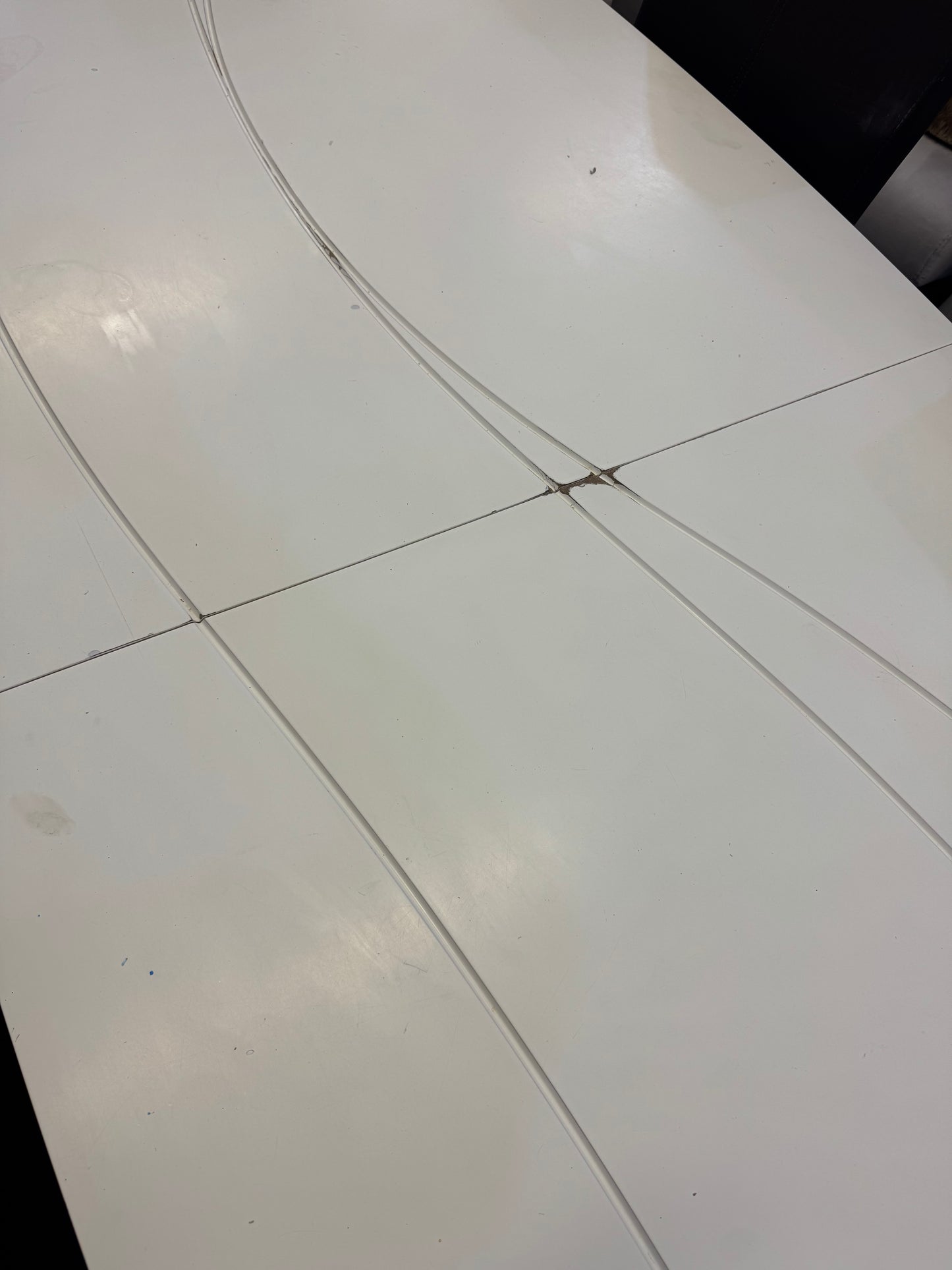 Table moderne en l’état 065330
