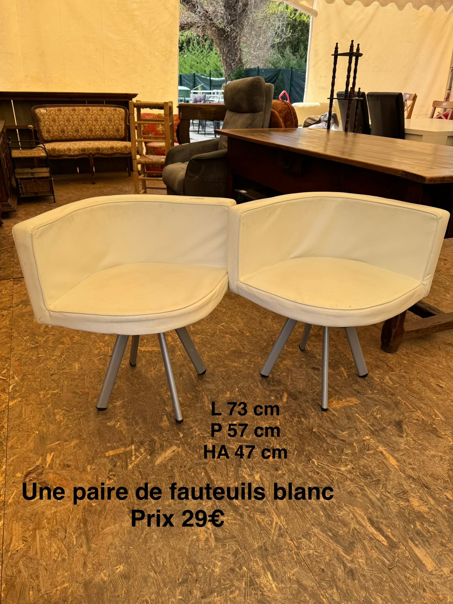 Une paire de fauteuils blanc 066873