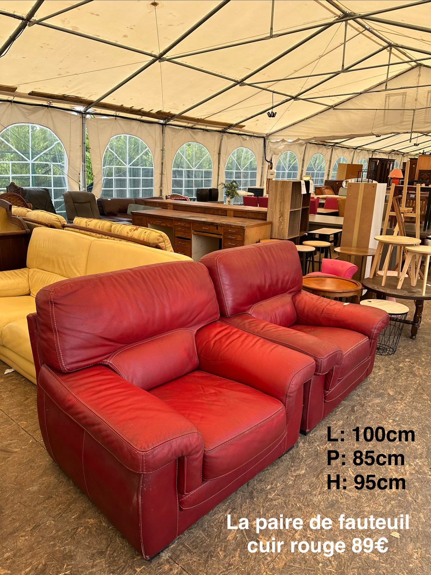 La paire de fauteuils cuir rouge 064044