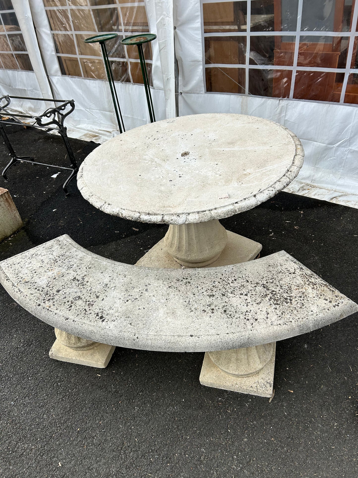 Salon en pierre avec banc 0037923