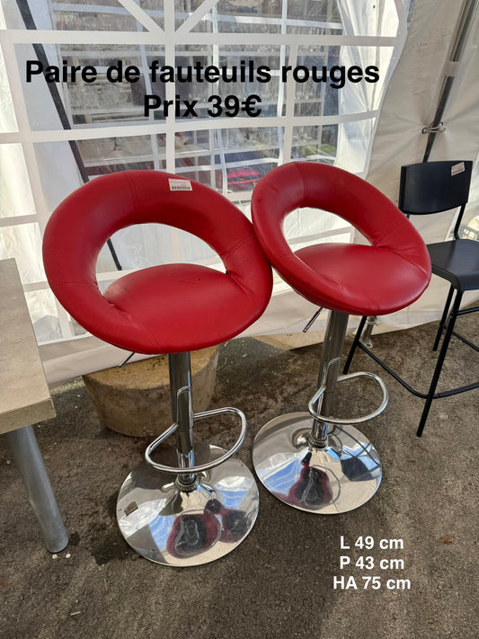 Paire de fauteuils rouges 049188