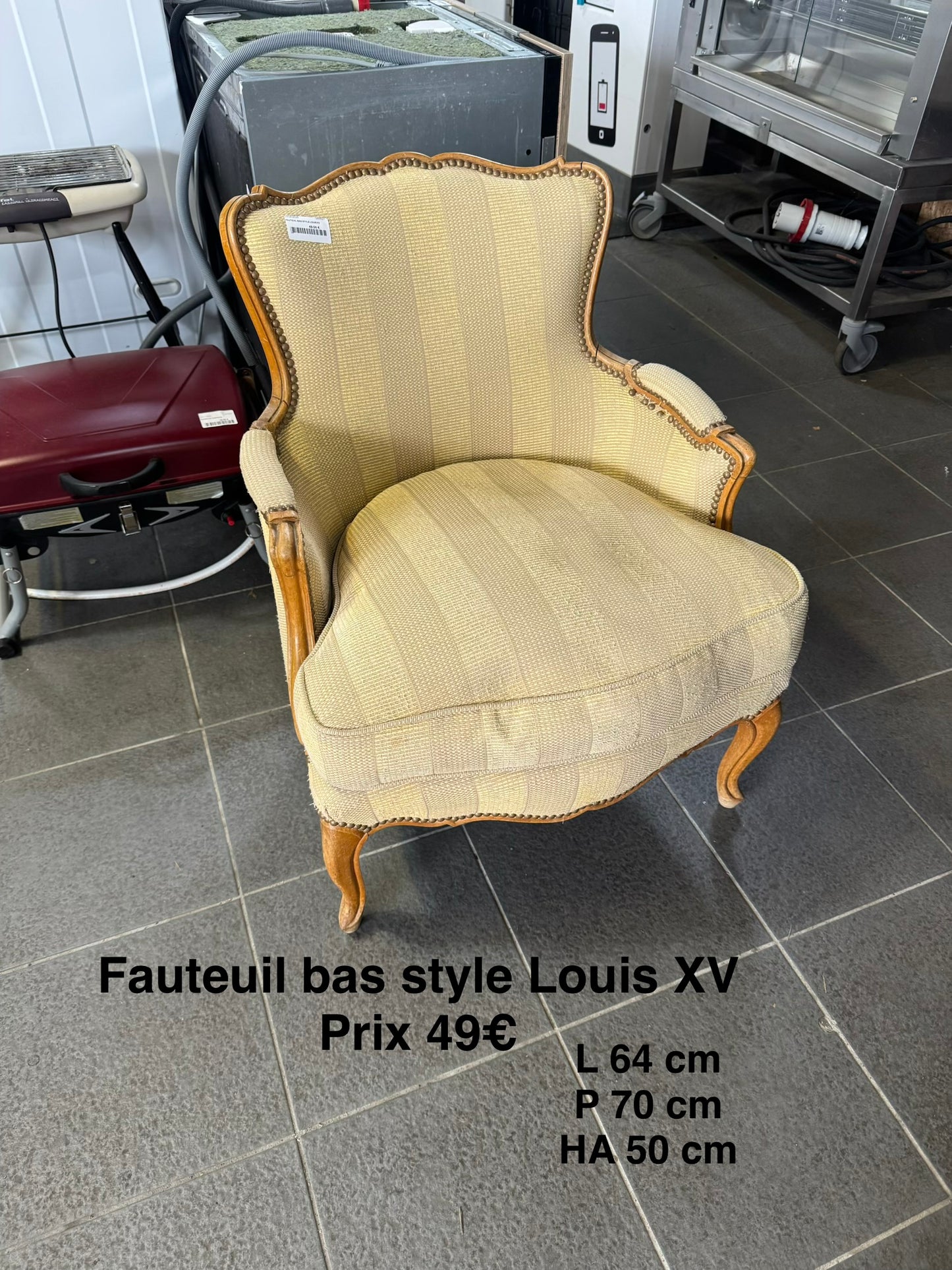 Fauteuil bas style Louis XV 065527