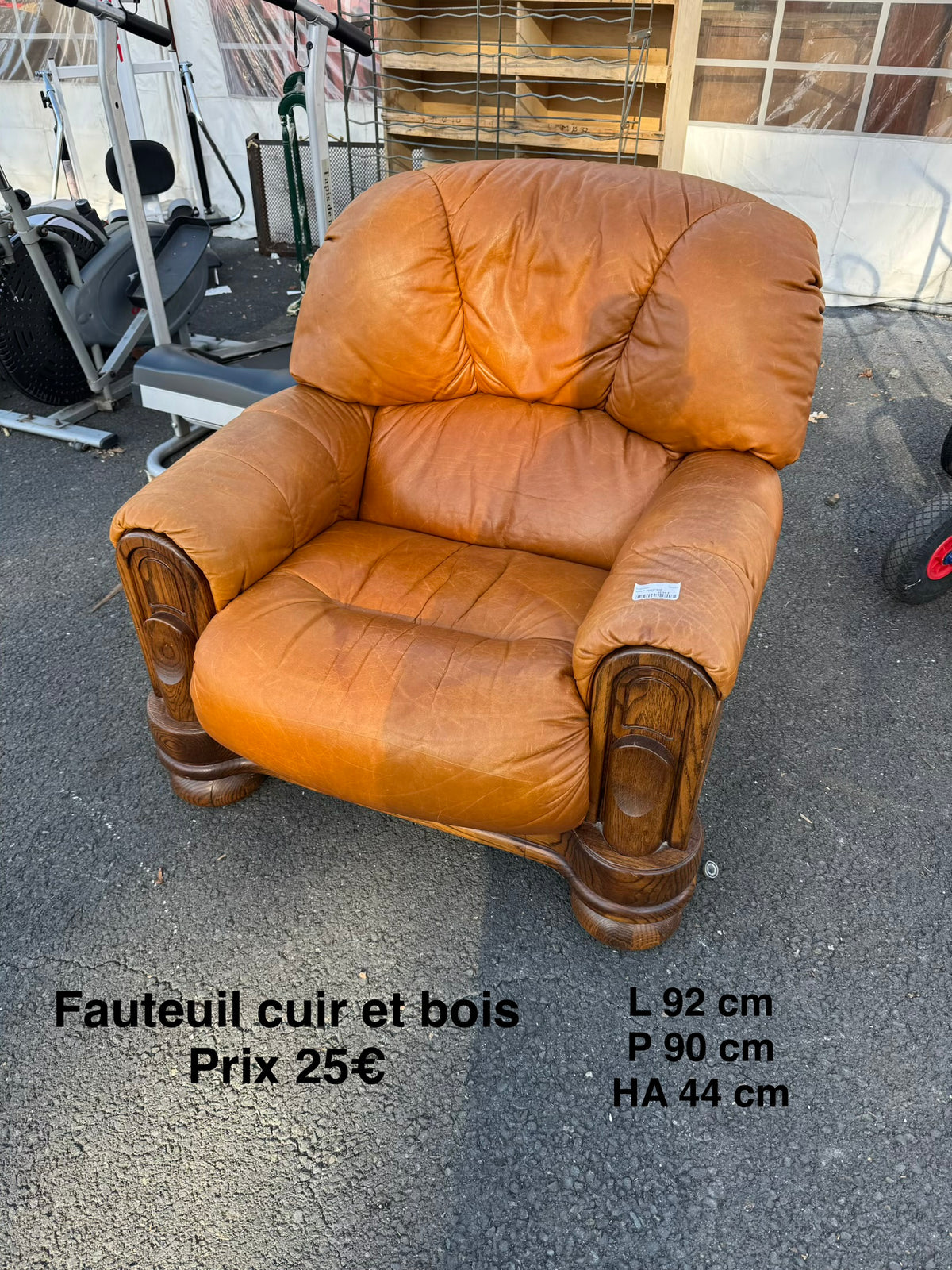 Fauteuil cuir et bois 068436