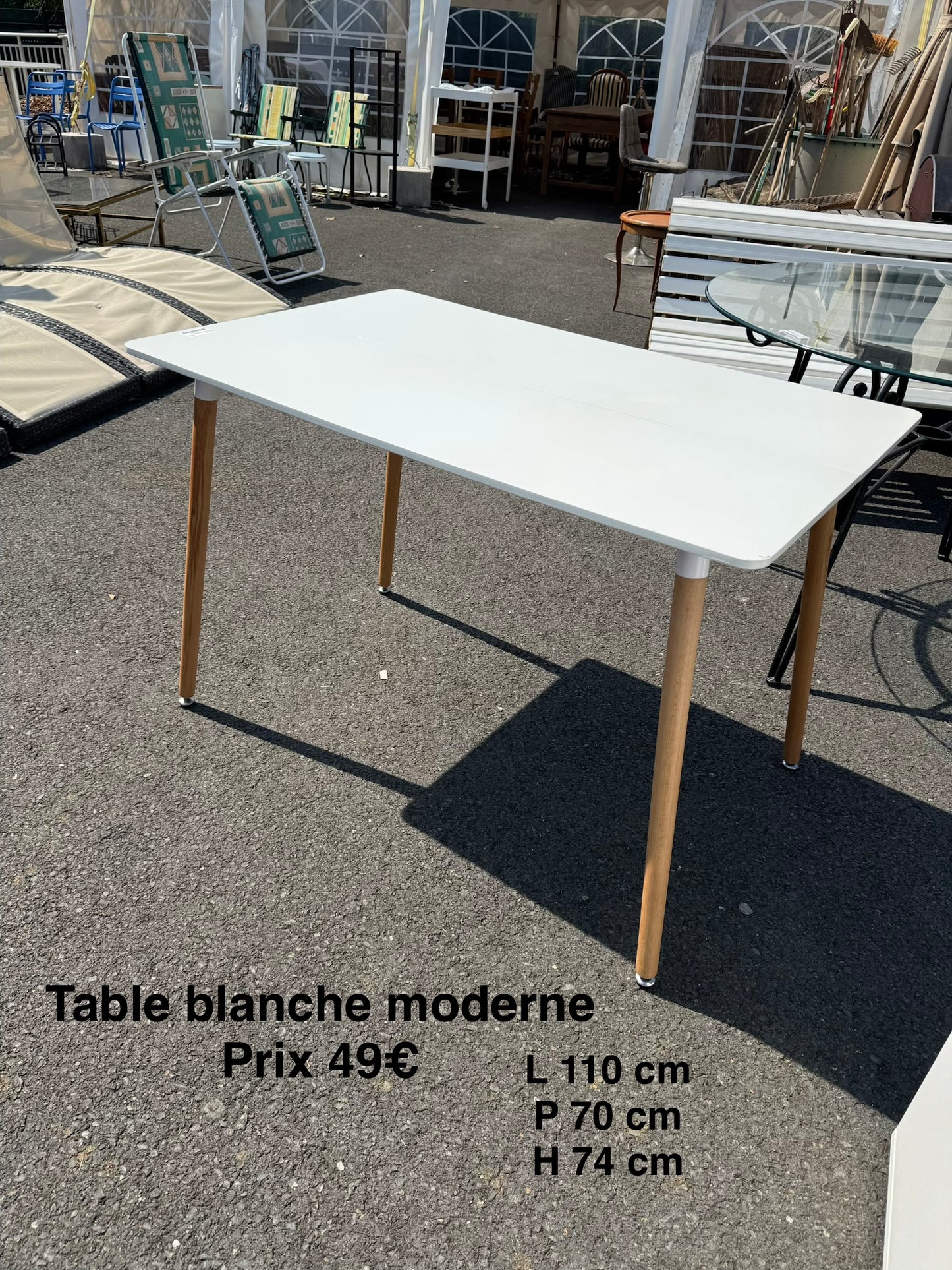 Table blanche moderne 065384