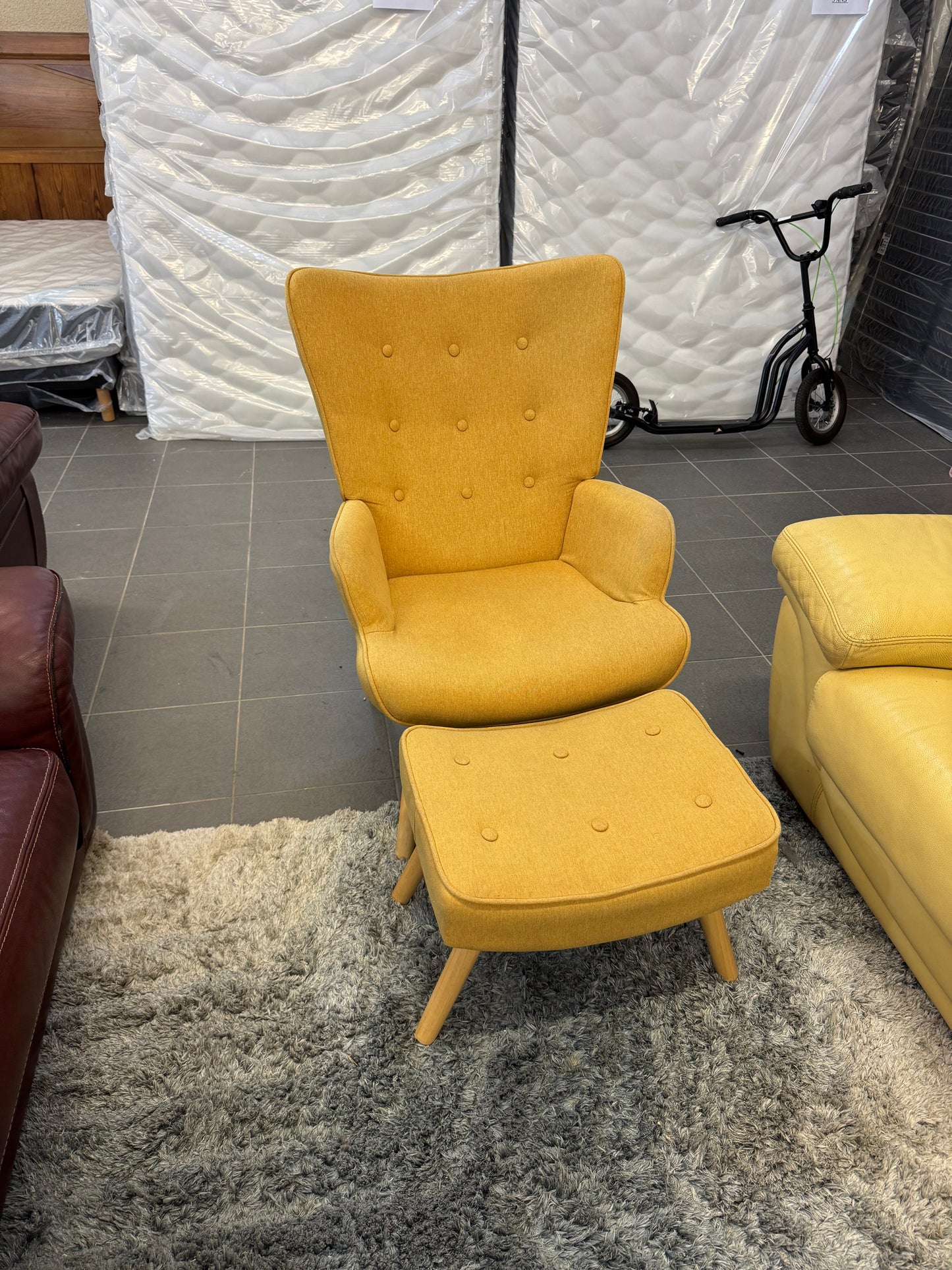 Fauteuil jaune + repose pied 063252
