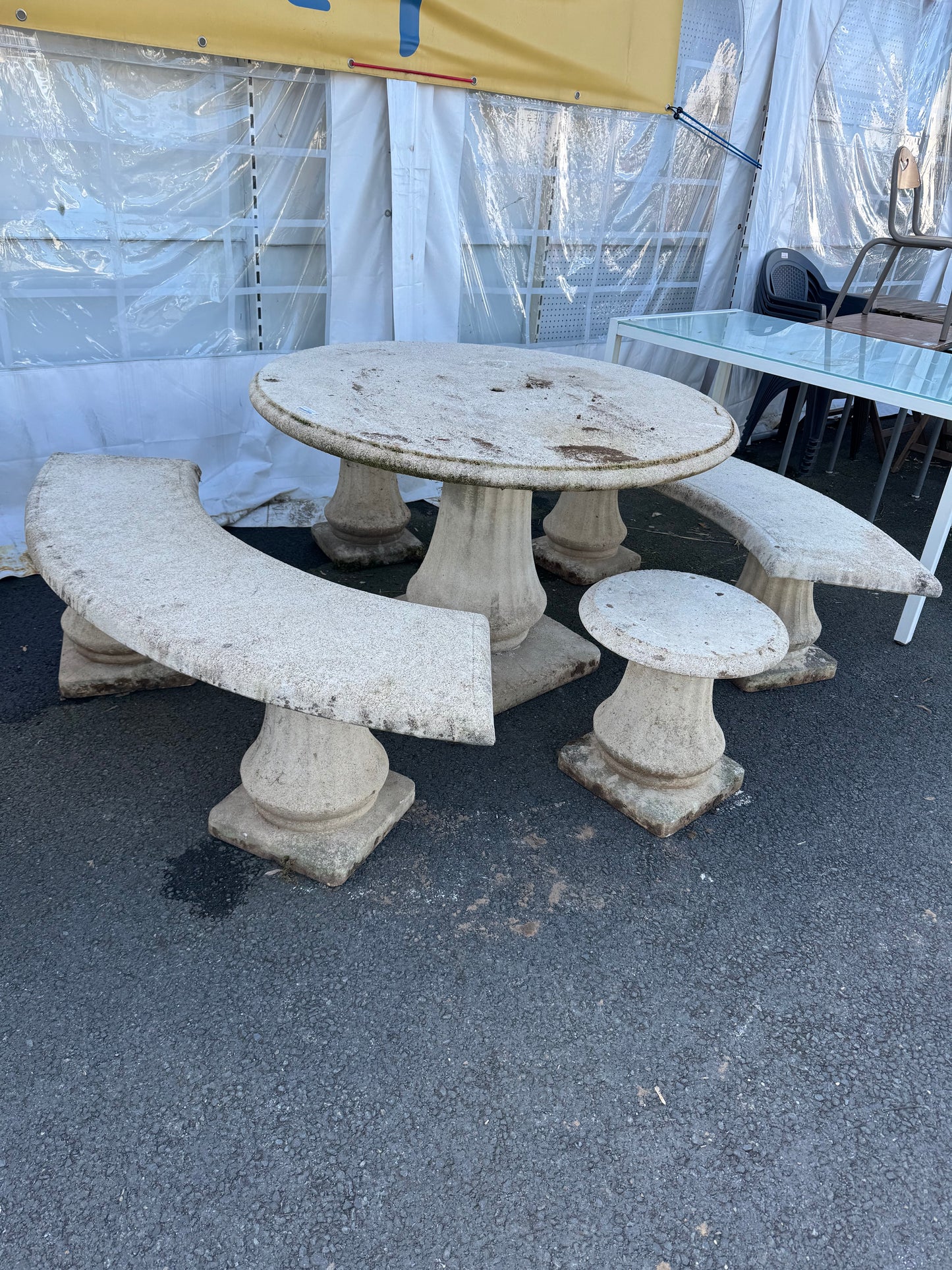 Salon béton table + 2 banc + 2 tabouret 052377