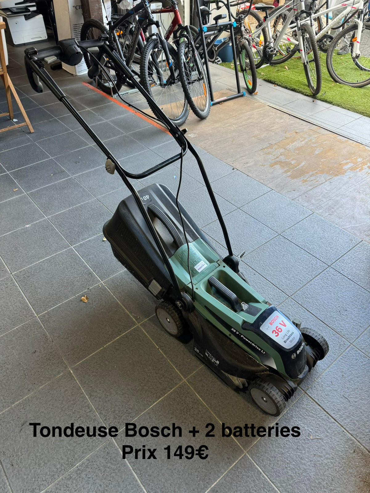Tondeuse Bosch + 2 batteries 069128