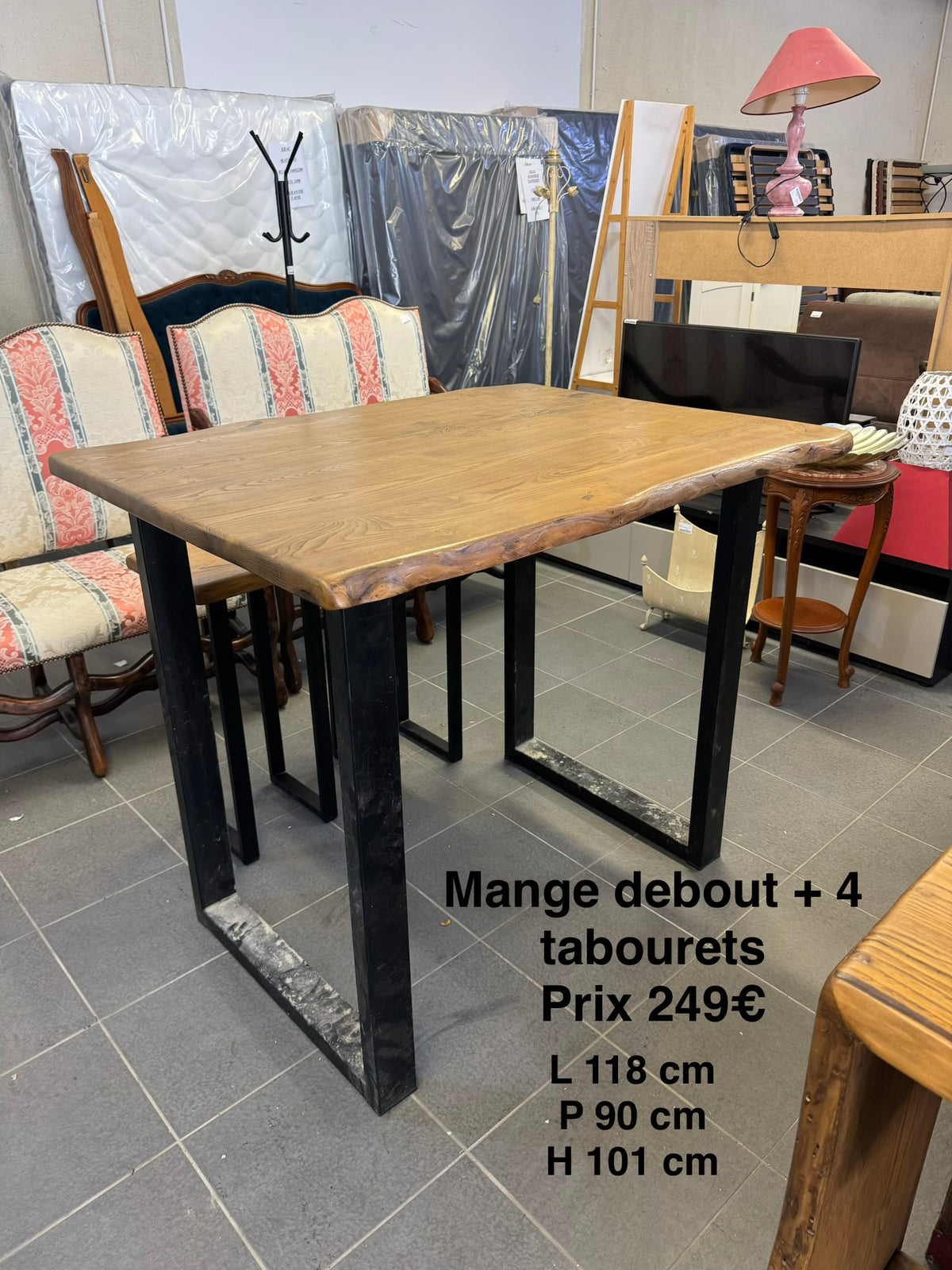 Mange debout + 4 tabourets 068554