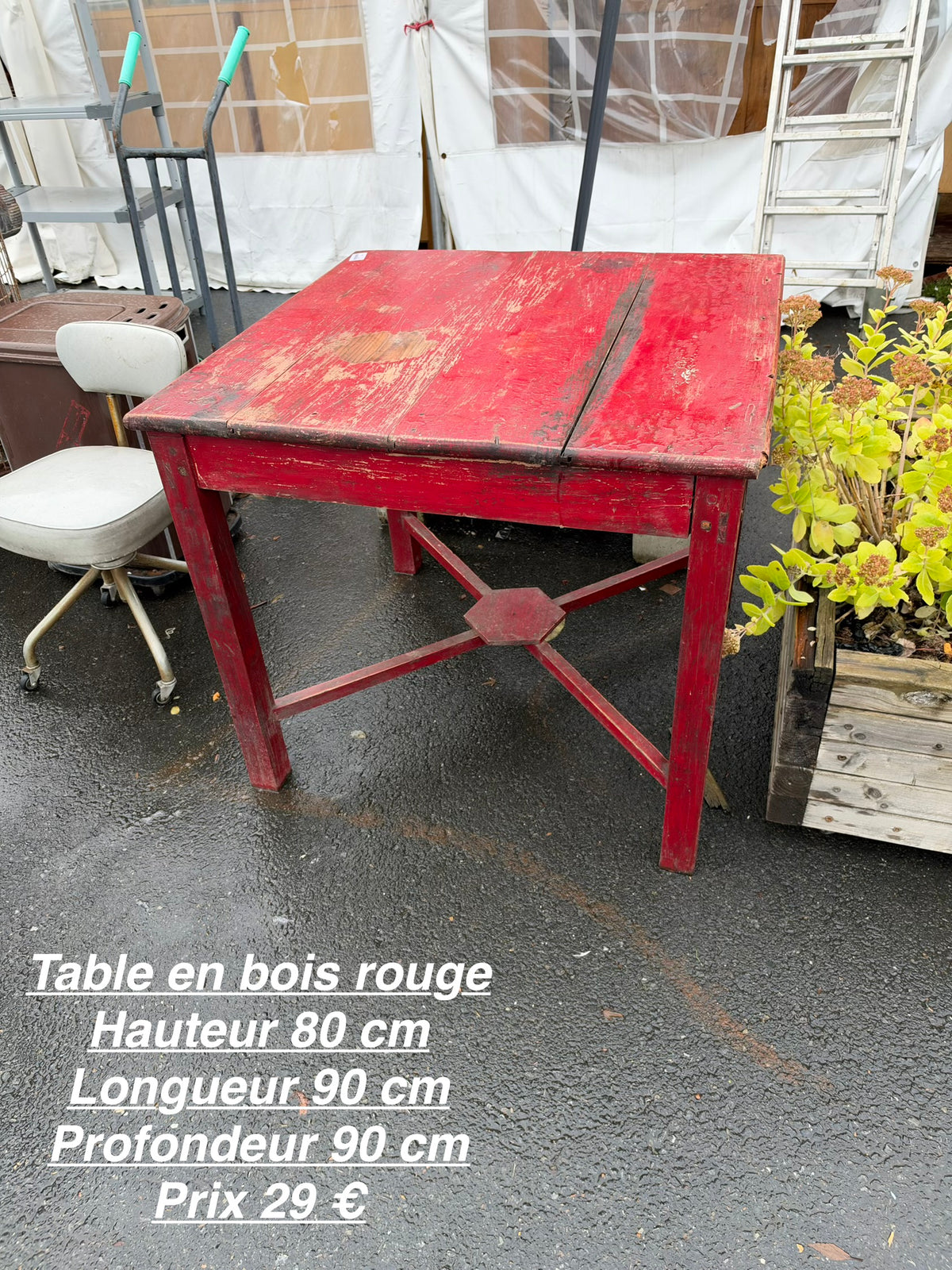 Table en bois rouge 069656