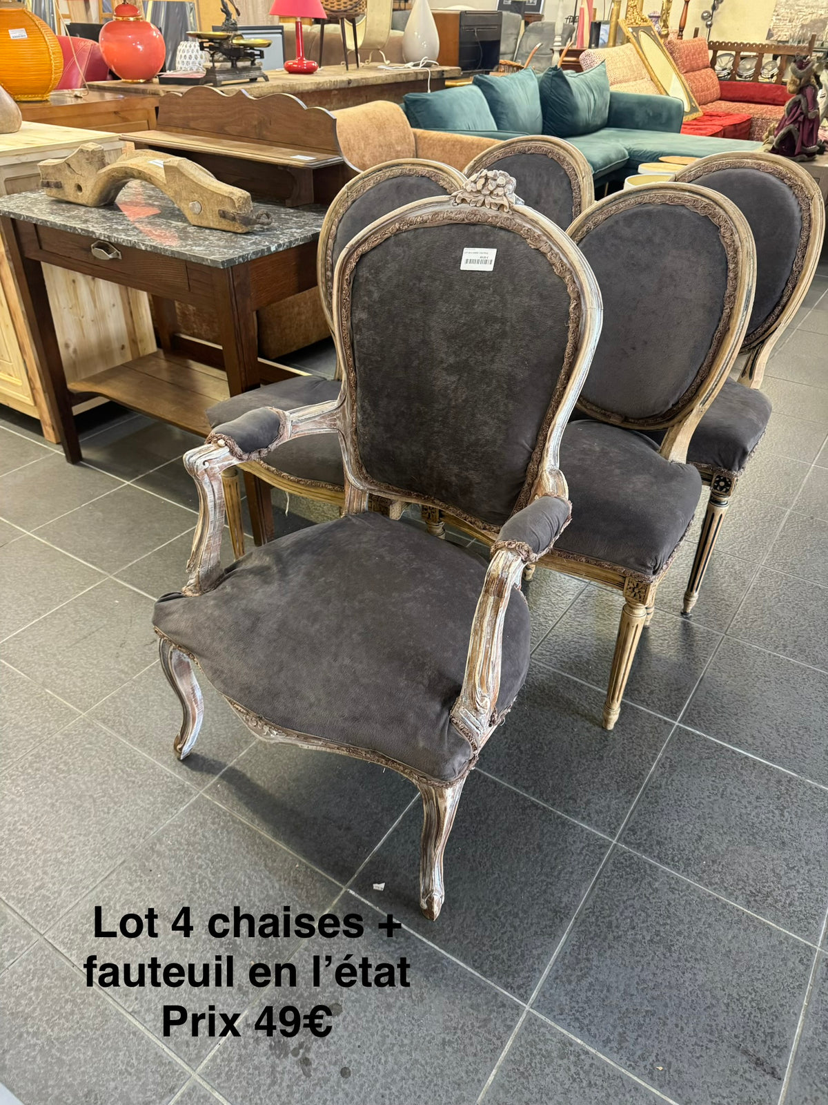 Lot de 4 chaises + fauteuil en l’état 068893
