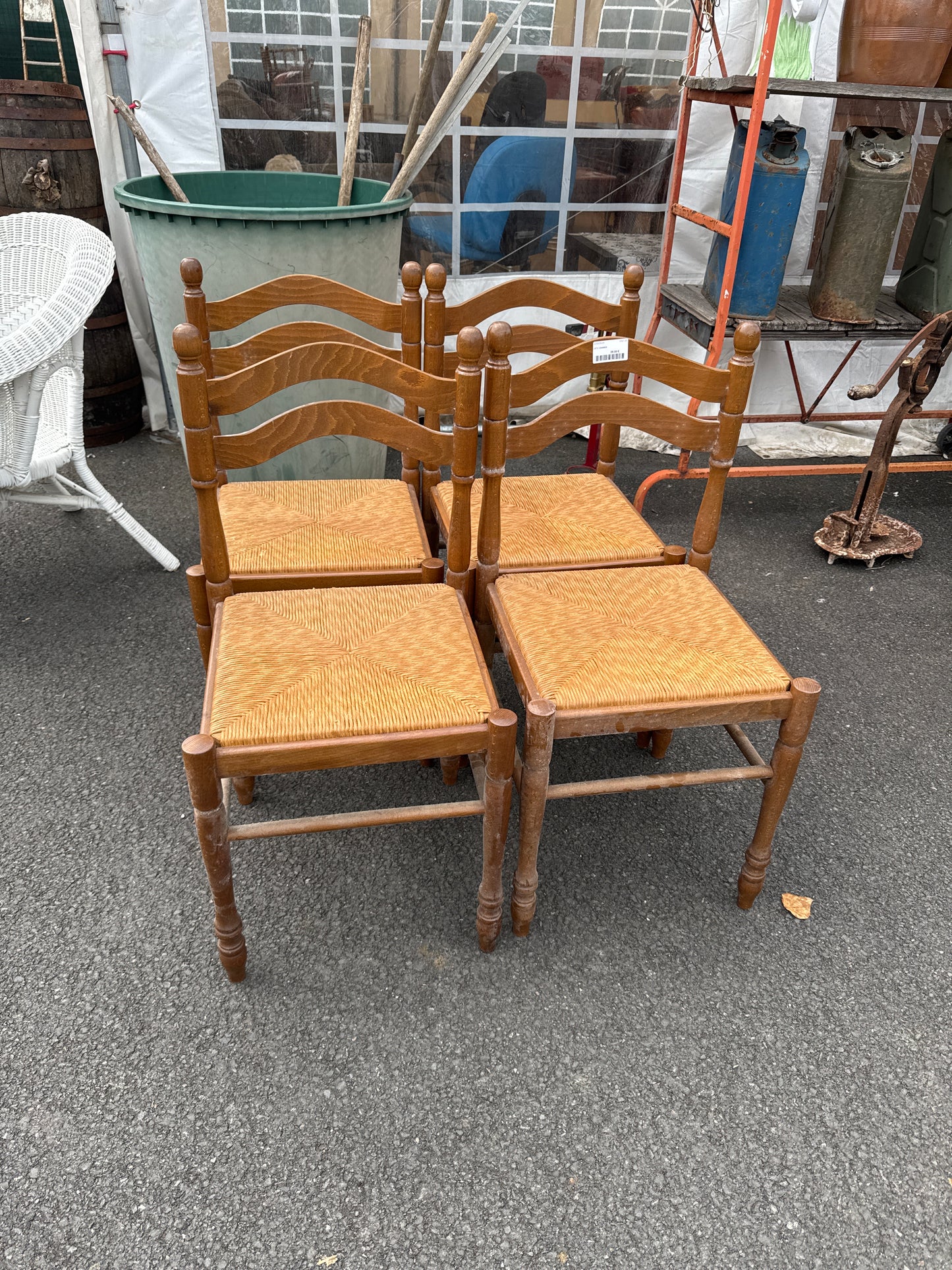 Lot 4 chaises 042125