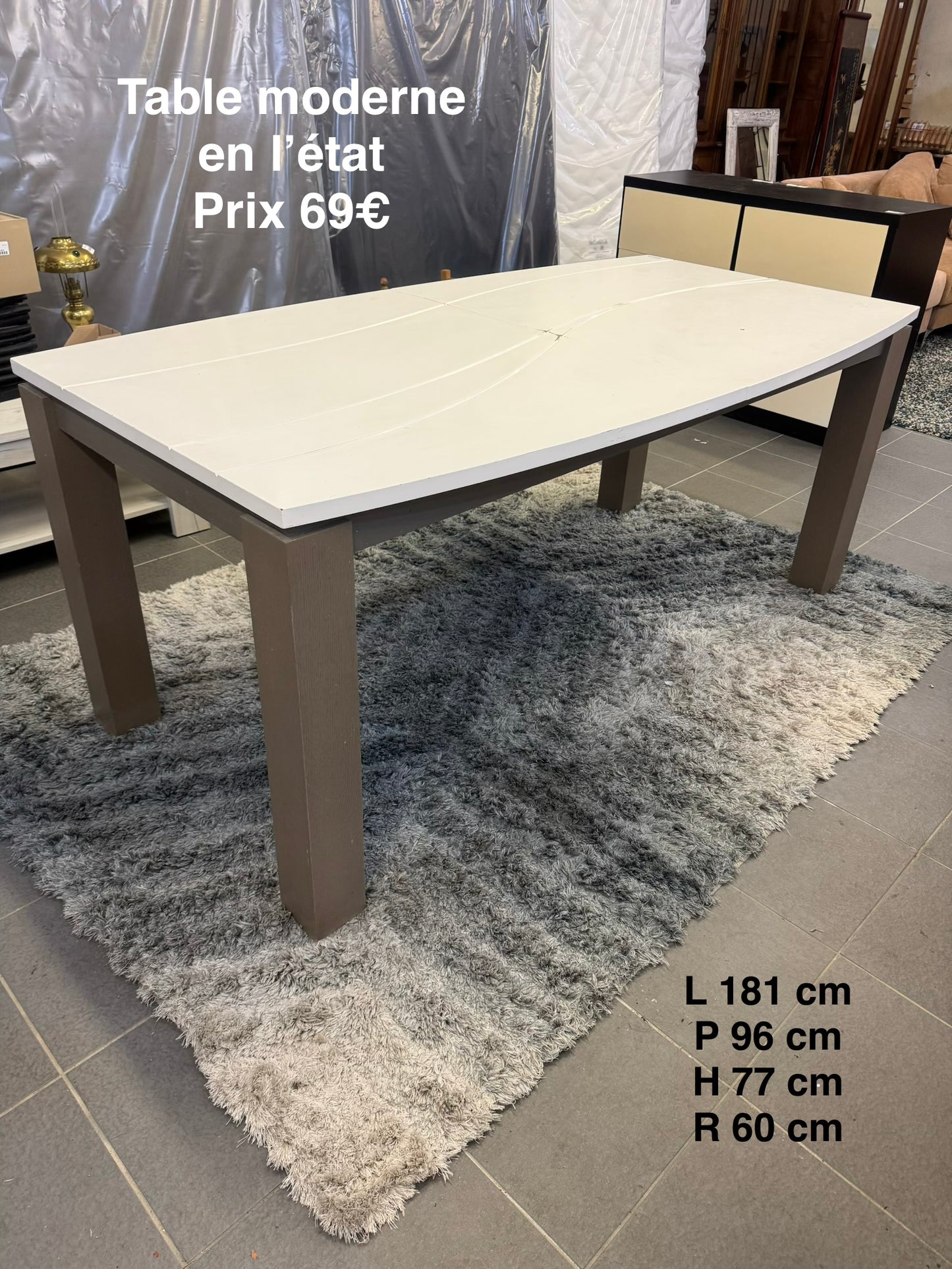 Table moderne en l’état 065330