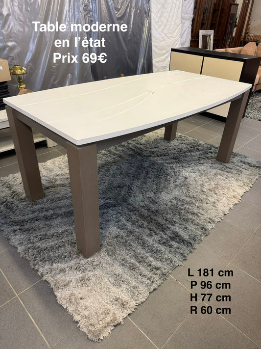 Table moderne en l’état 065330
