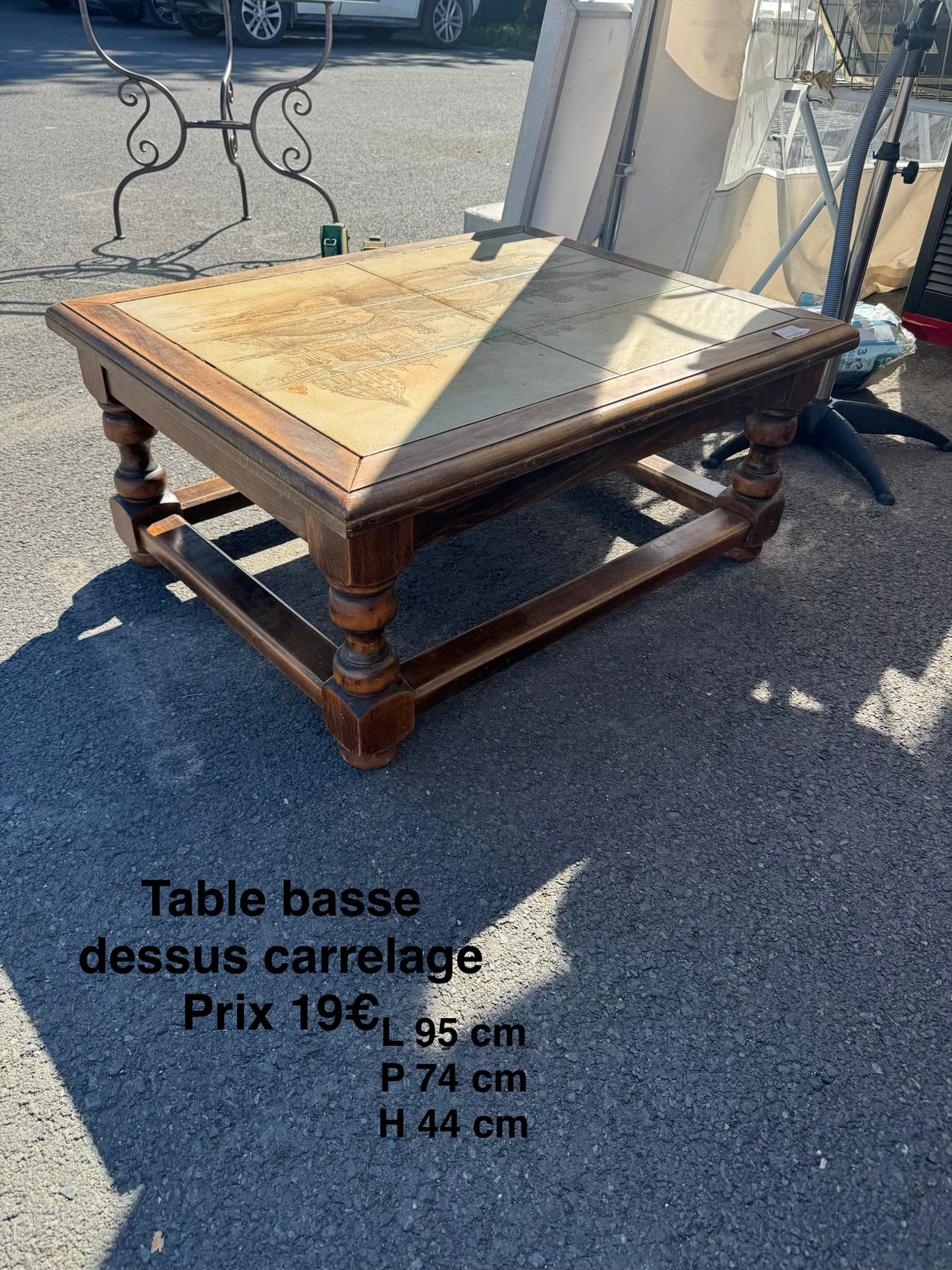 Table basse dessus carrelage 064188