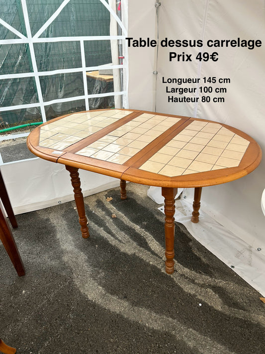 Table dessus carrelage