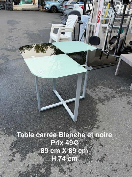 Table carré blanche et noire 069476