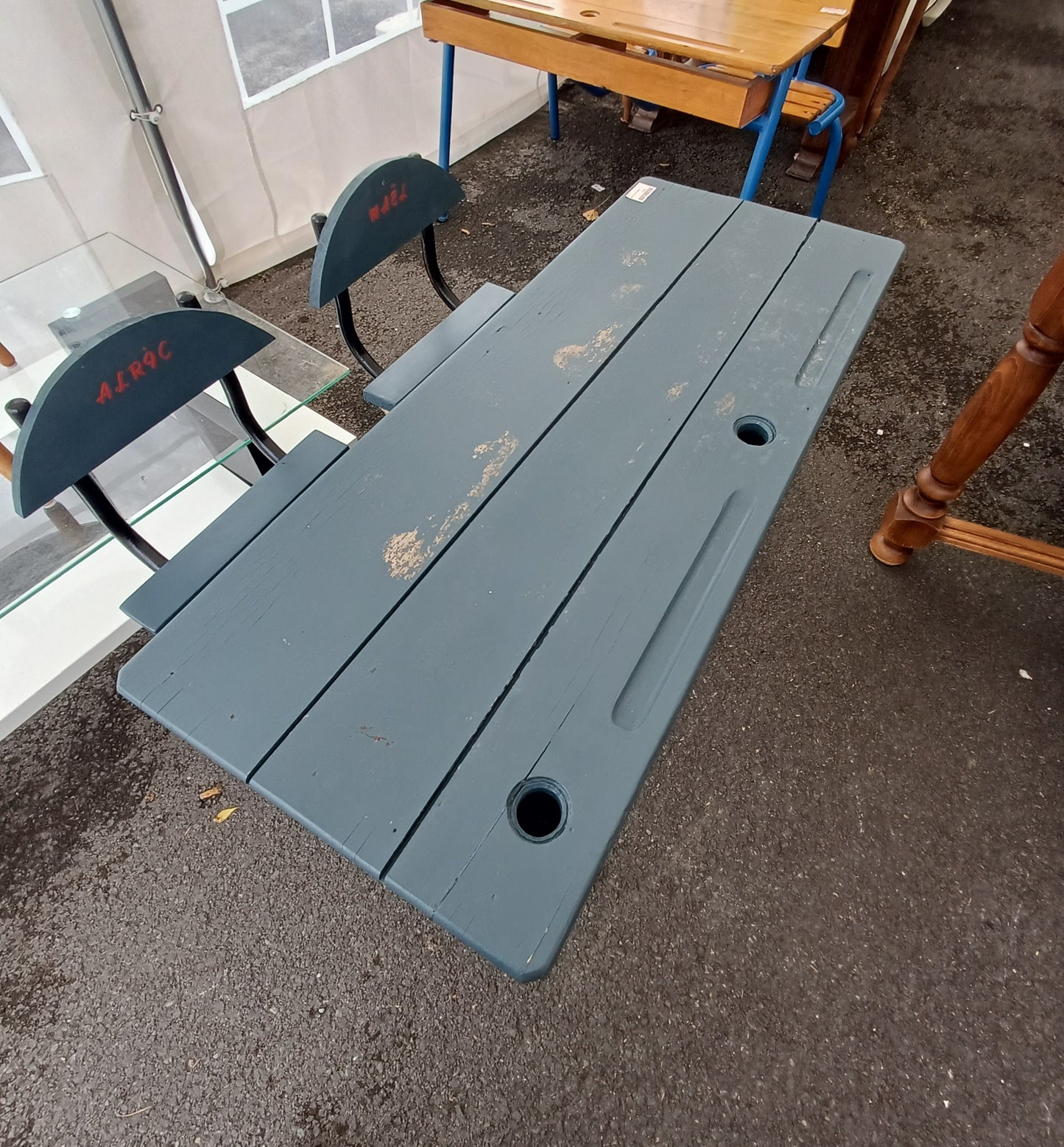 Bureau d'école repeint 047636